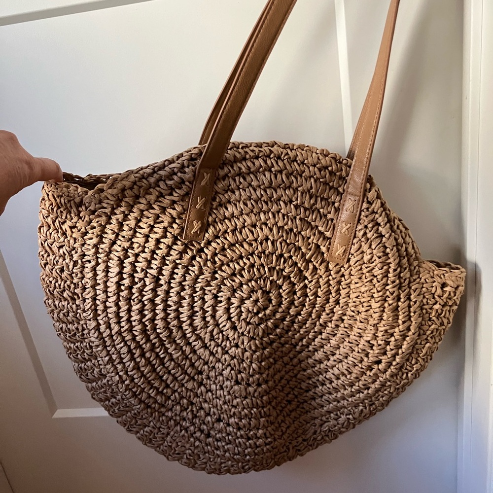 Round woven raffia/straw purse ❤️